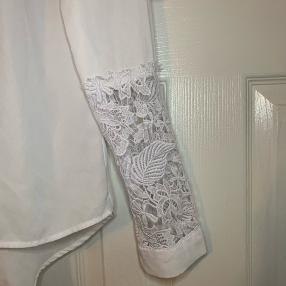 XOXO White Floral Design Cut-out button up top Size XS - Picture 3 of 7
